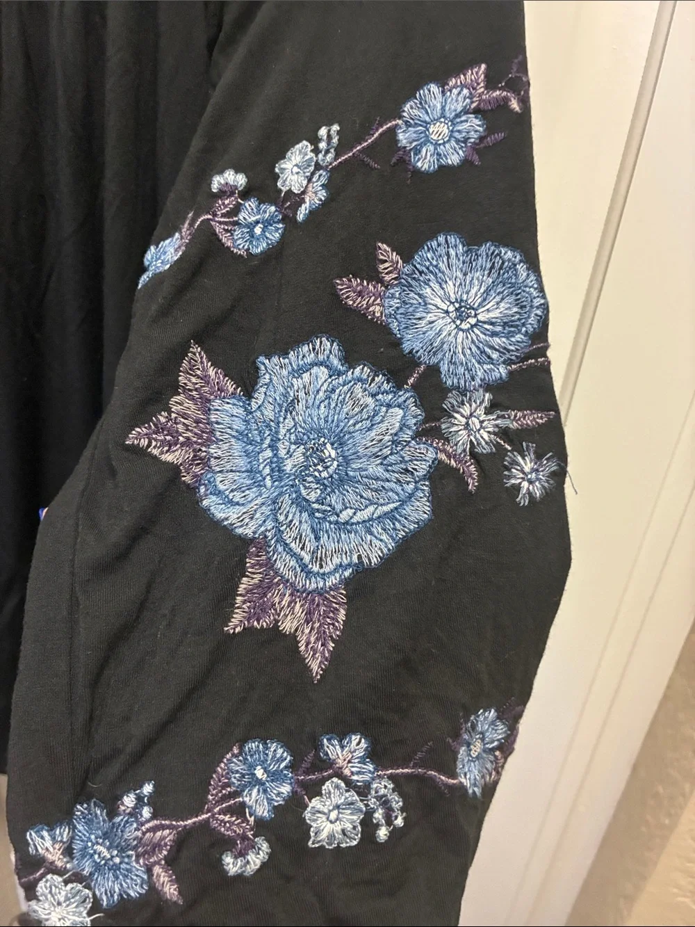 3 for $15 🦋🦋 American Eagle Outfitters off-the-shoulder top w/ floral embroidery